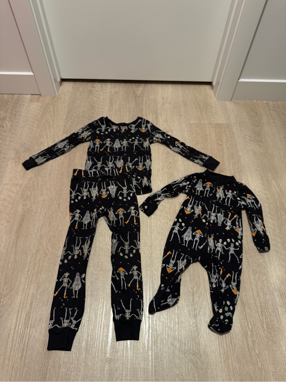 Old Navy Halloween pajamas Glow in the dark 4T/3-6mths
